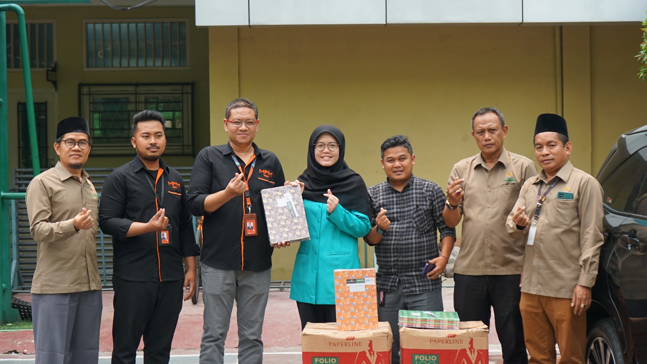 Kolaborasi BAZNAS Tangsel dan MPM Rent Dukung Pendidikan: SMK Pustek Serpong Menerima Buku Akuntansi Untuk Pembelajaran Siswa