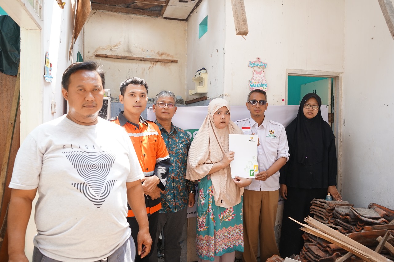Bantuan Rehab Rumah Layak Huni untuk Warga Jurang Mangu Timur Ibu Salamah