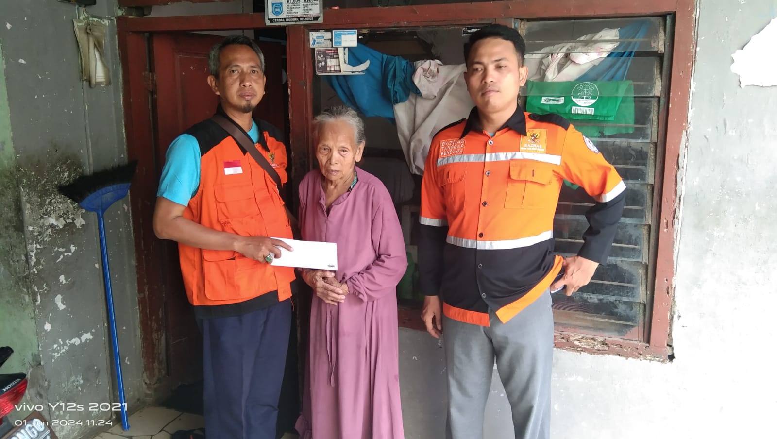BAZNAS Kota Tangerang Selatan Bantu Lansia di Kel. Kademangan Kec. Setu: Kesehatan Terjaga, Sanitasi Meningkat