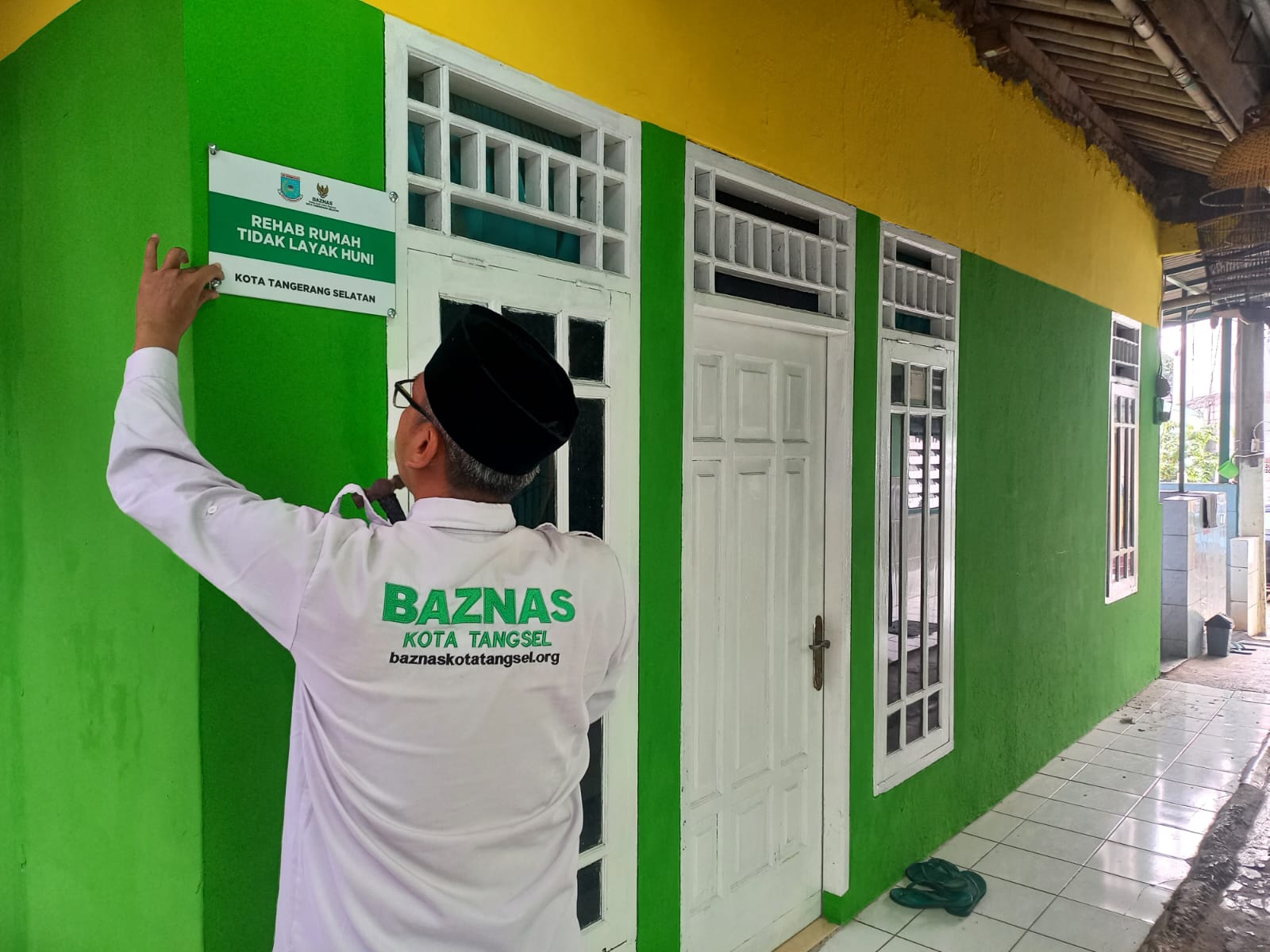 Kebahagiaan Keluarga Pak Ali di Cilenggang BAZNAS Tangsel Ubah Rumah Tak Layak Huni Menjadi Nyaman