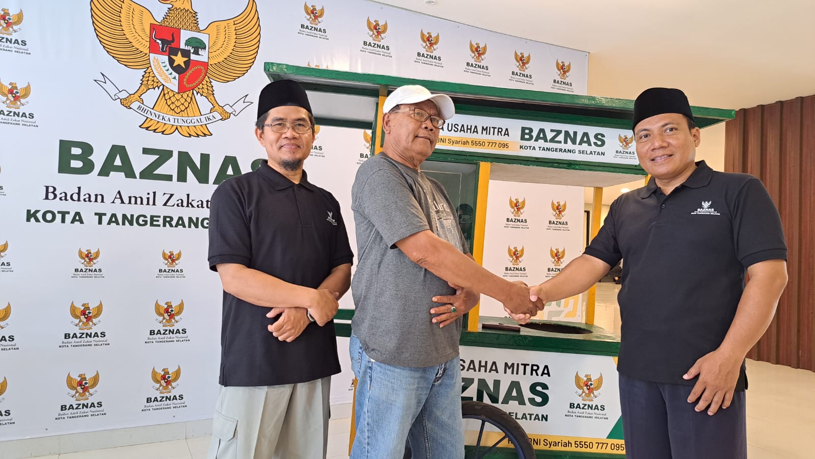 Jelang Akhir Tahun Bantuan Gerobak Diberikan kepada 10 Penerima Warga Kota Tangerang Selatan