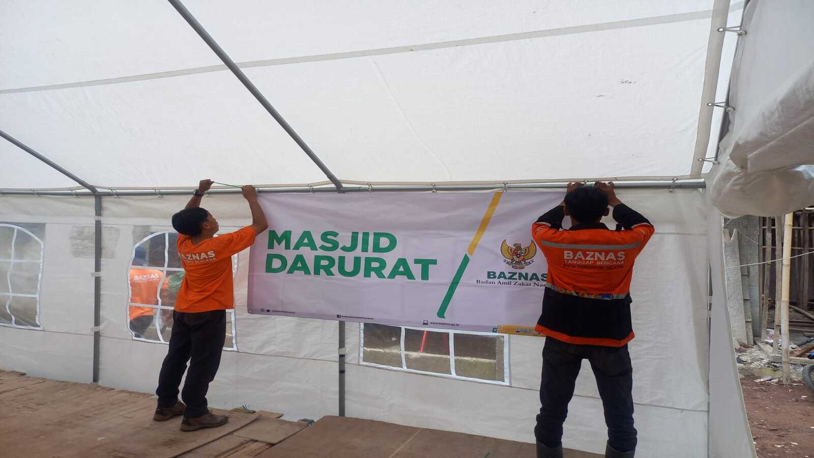 Bangun Masjid Darurat Untuk Korban Gempa Cianjur