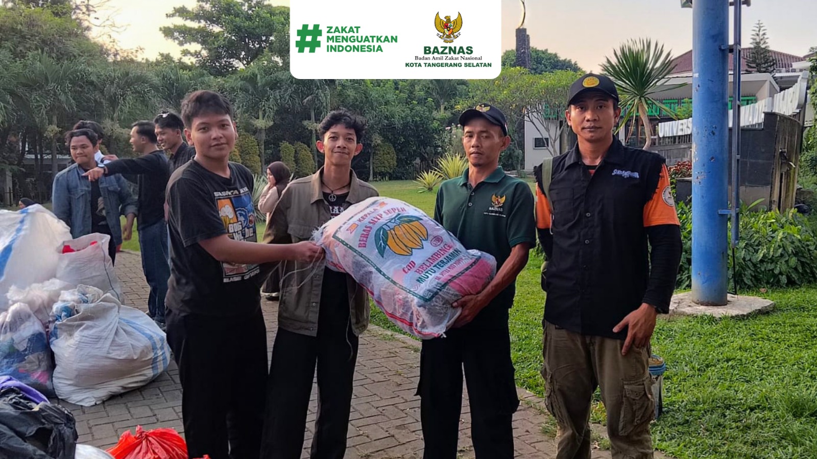 Kolaborasi Aksi Sosial UMJ Dan BAZNAS Tangsel Salurkan Pakaian Layak Pakai Untuk Masyarakat Desa Cikoleang