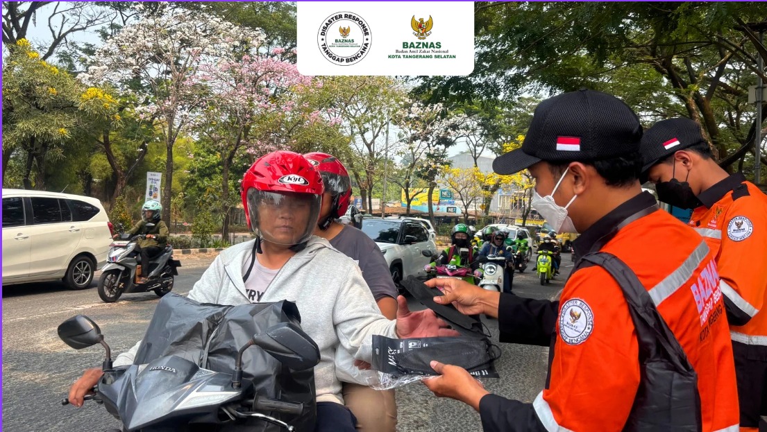 Debu Vulkanik Masih Tersebar, BAZNAS Tanggap Bencana Kota Tangerang Selatan Bagikan Masker Untuk Warga